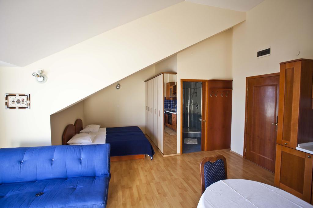 Studio Apartmani Bijeli Delfin Biograd Na Moru Room photo